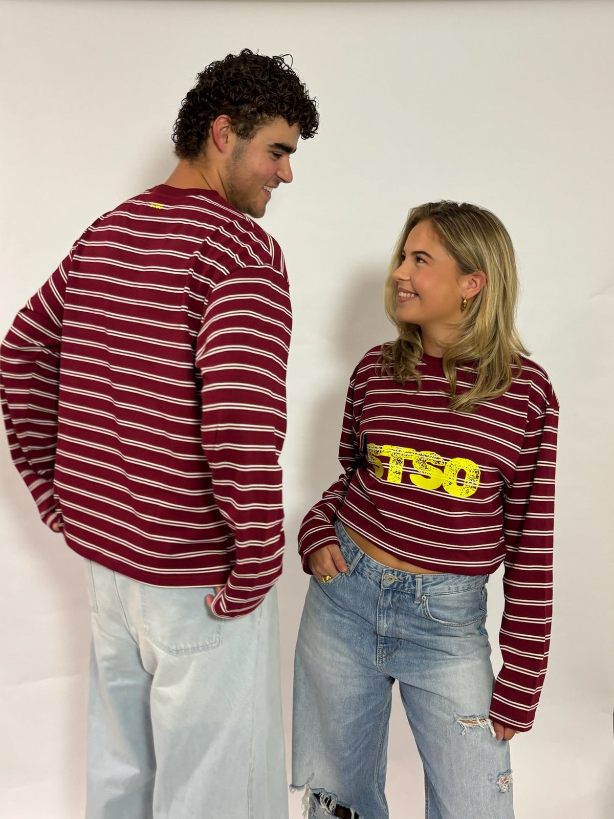 Gestreepte longsleeve bordeaux met gele STSO van 72.71 Clothing – productfoto
