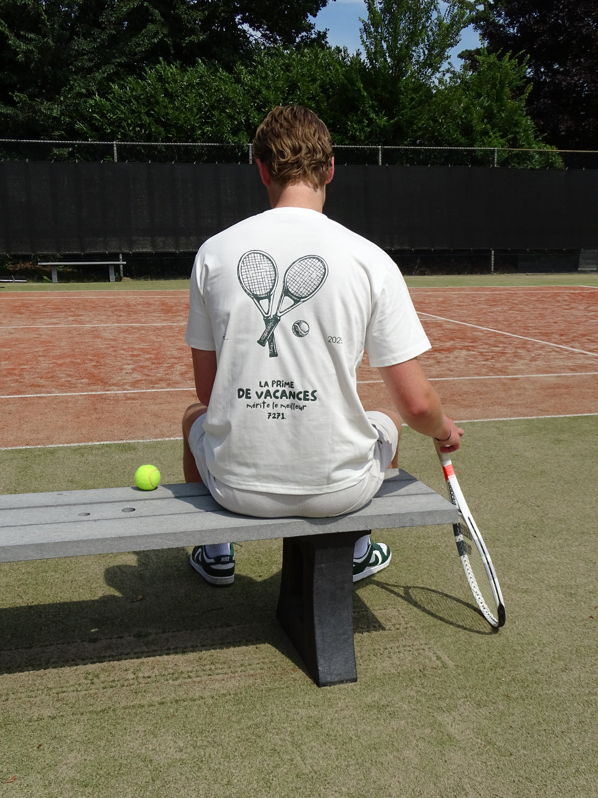 Ontwerp van Drop 001 met tennisrackets op de rug