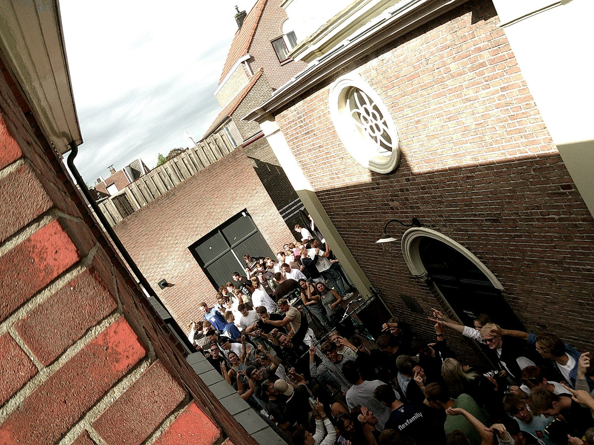 Overzichtsfoto van bezoekers tussen de gebouwen tijdens een Circle of Friends-bijeenkomst