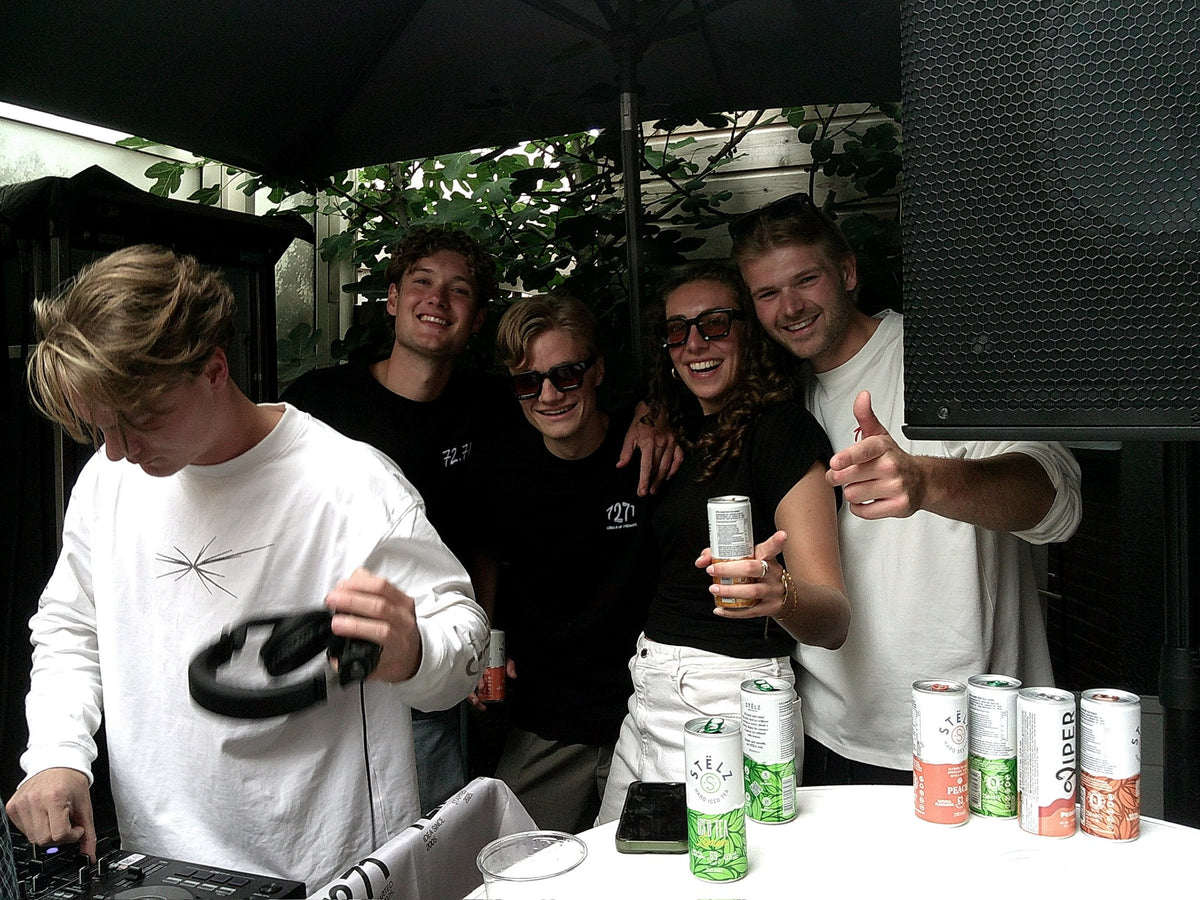 Groepsfoto bij de dj en de speaker tijdens een Circle of Friends-moment
