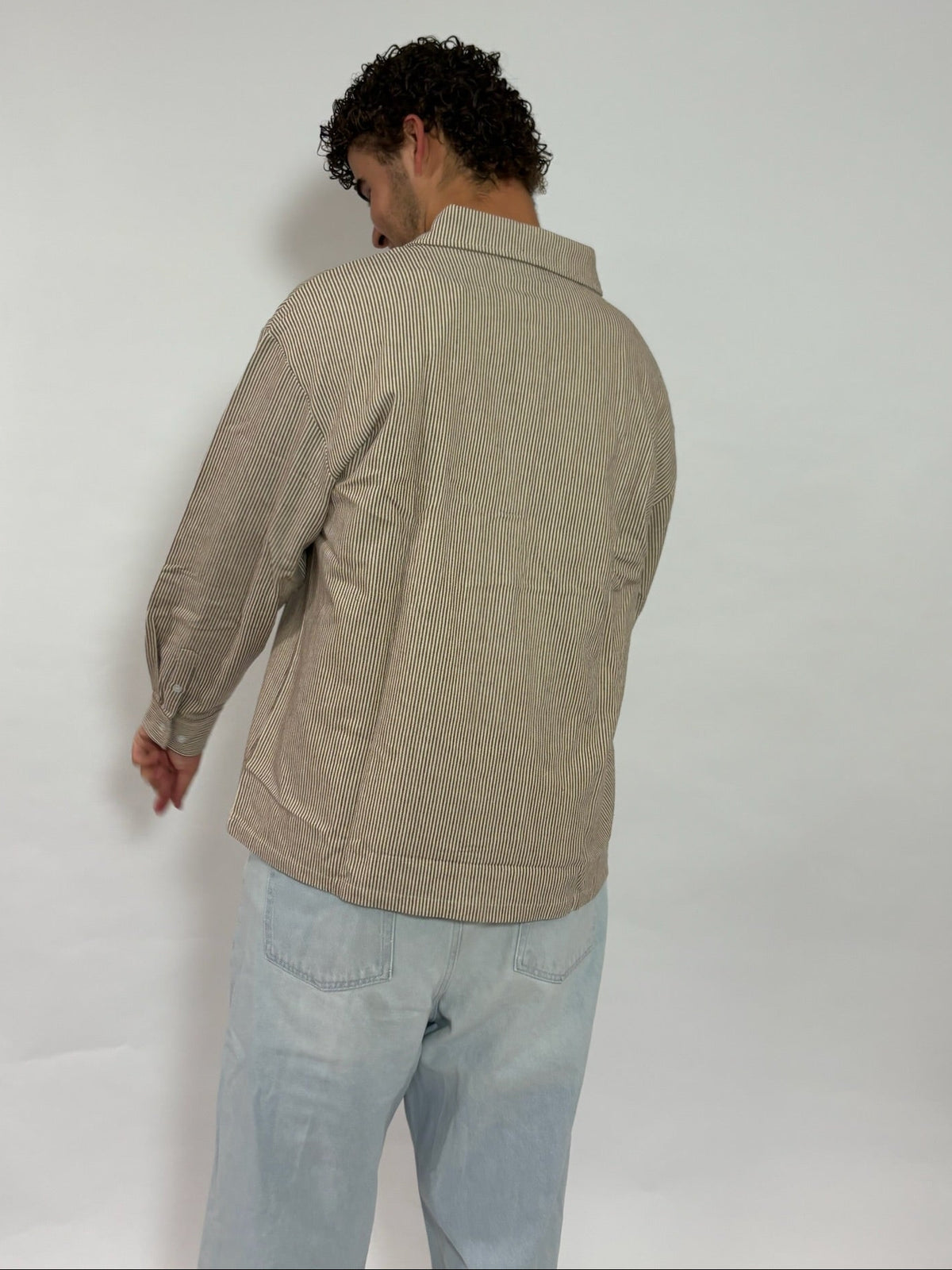 Gestreept overshirt donkerbruin met borduursel van 72.71 Clothing – achterkant, gedragen door een mannelijk model