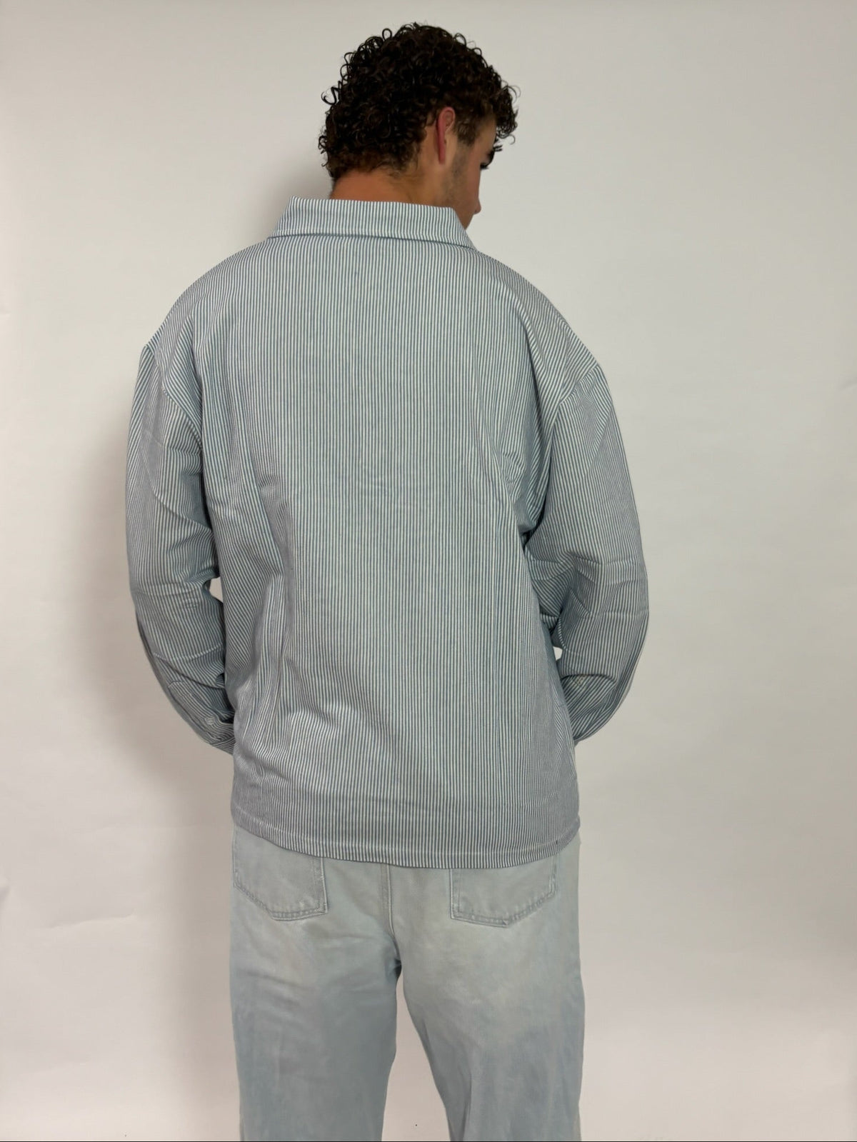 Gestreept overshirt lichtblauw met borduursel van 72.71 Clothing – achterkant, gedragen door een mannelijk model