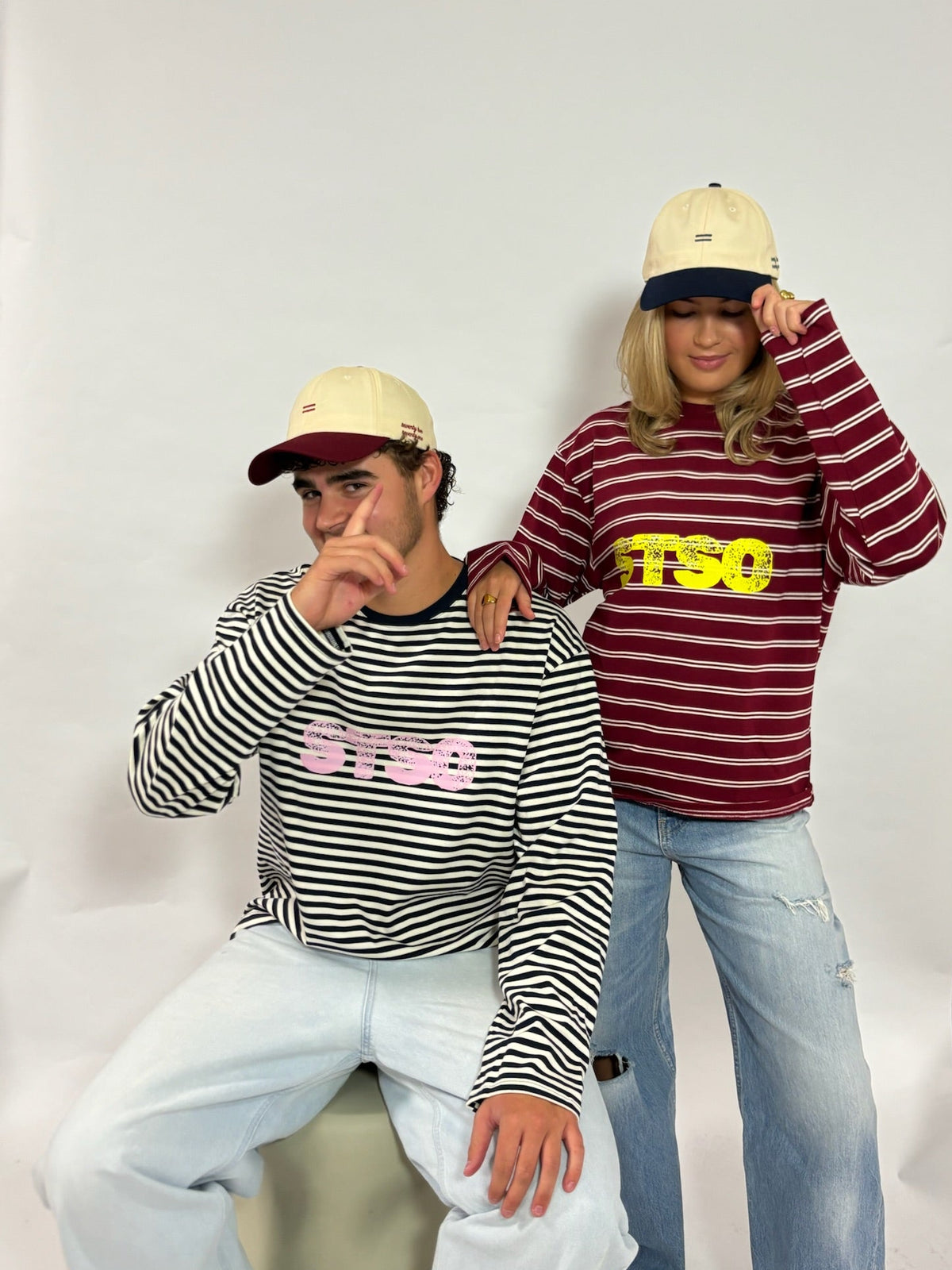 Cap crème met bordeaux klep van 72.71 Clothing – gedragen door twee modellen met gestreepte longsleeves