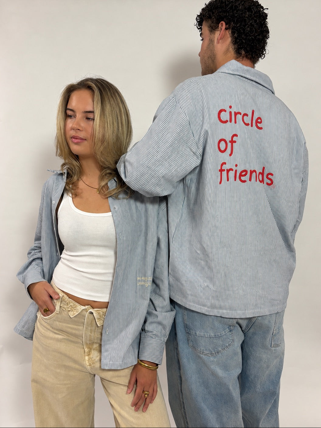 Gestreept overshirt lichtblauw – Circle of Friends van 72.71 Clothing – twee modellen, achterkant met "Circle of friends" op de rug