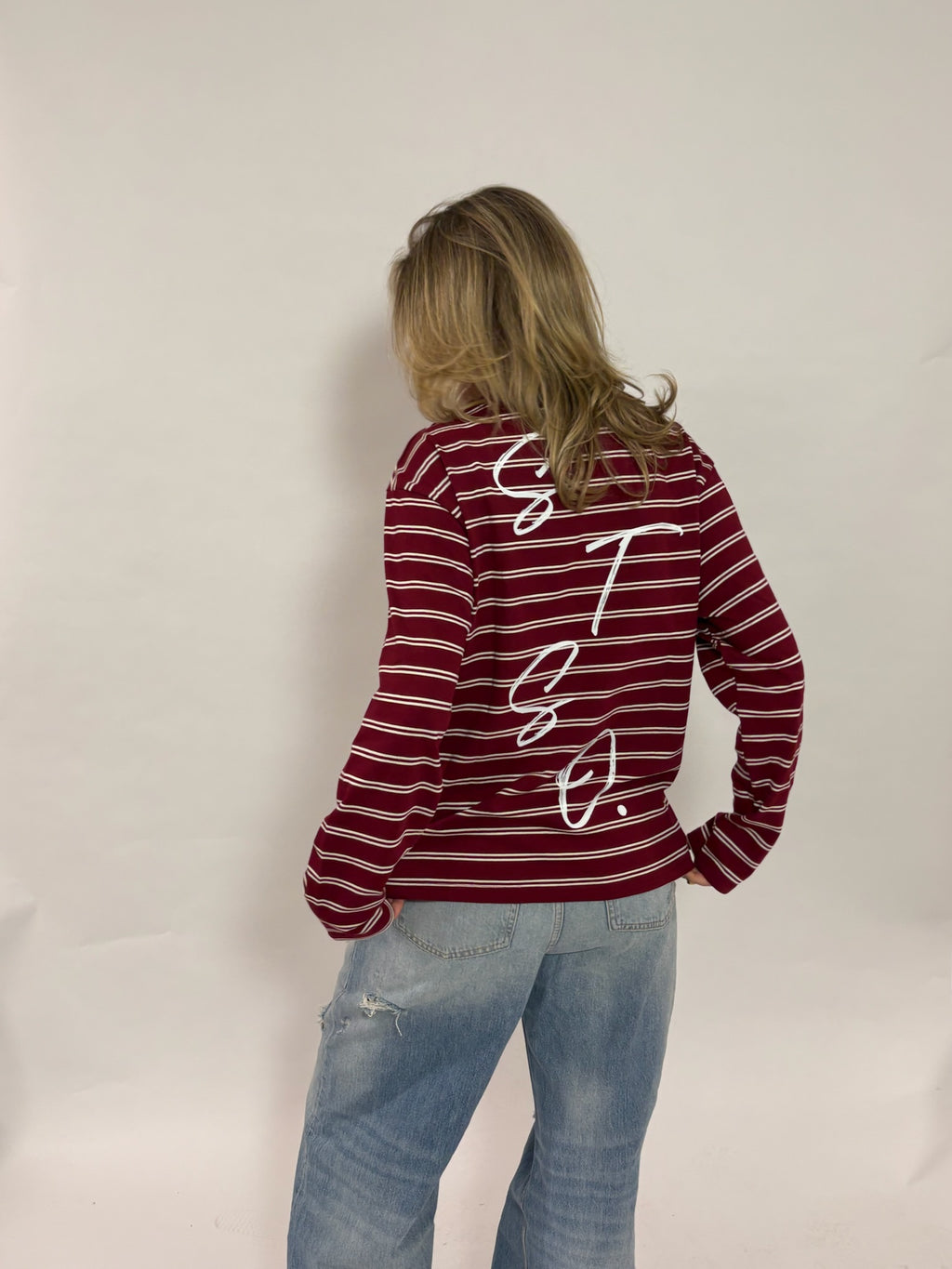 Gestreepte longsleeve bordeaux – Circle of Friends van 72.71 Clothing – achterkant met "STSO." in handschrift, gedragen door een vrouwelijk model