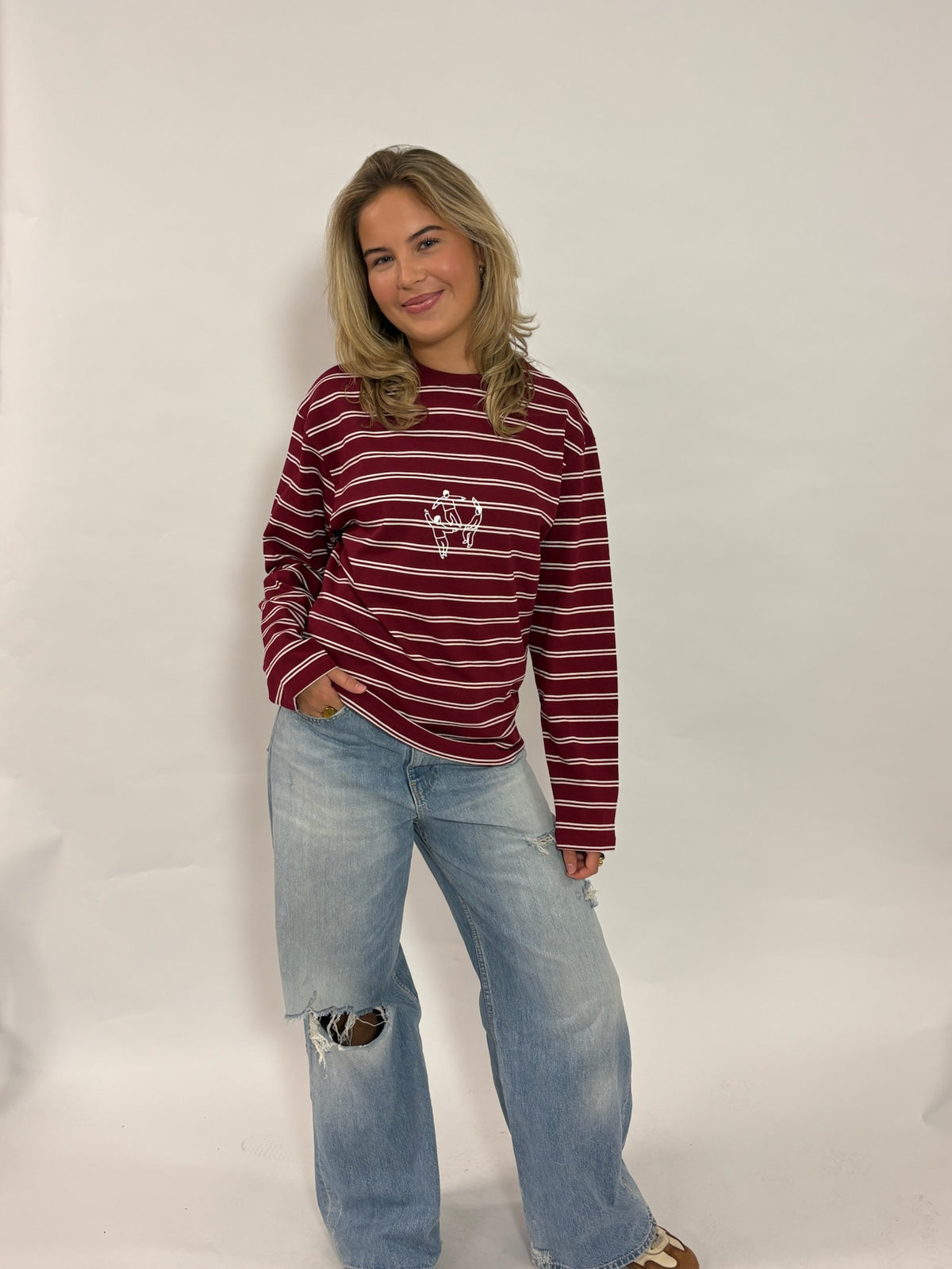 Gestreepte longsleeve bordeaux – Circle of Friends van 72.71 Clothing – voorkant met de Circle of Friends-tekening, gedragen door een vrouwelijk model