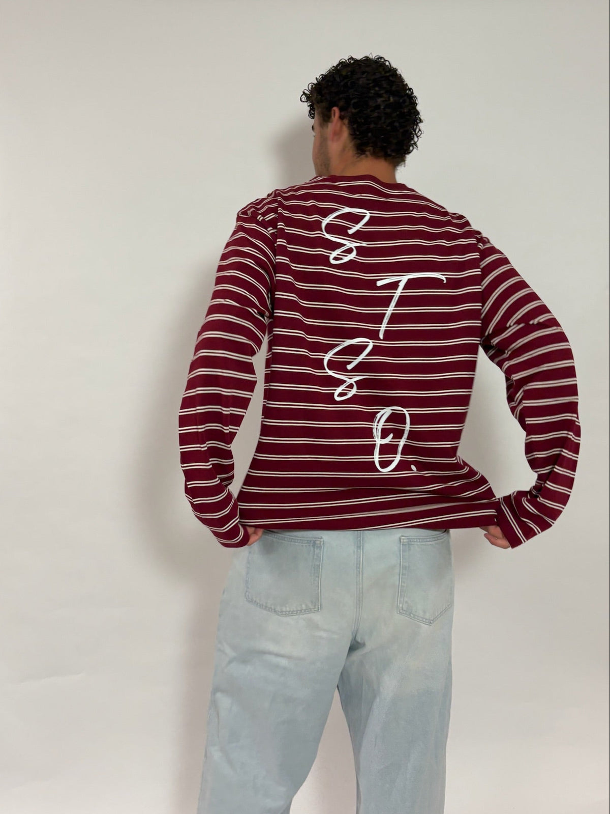 Gestreepte longsleeve bordeaux – Circle of Friends van 72.71 Clothing – achterkant met "STSO." in handschrift, gedragen door een mannelijk model