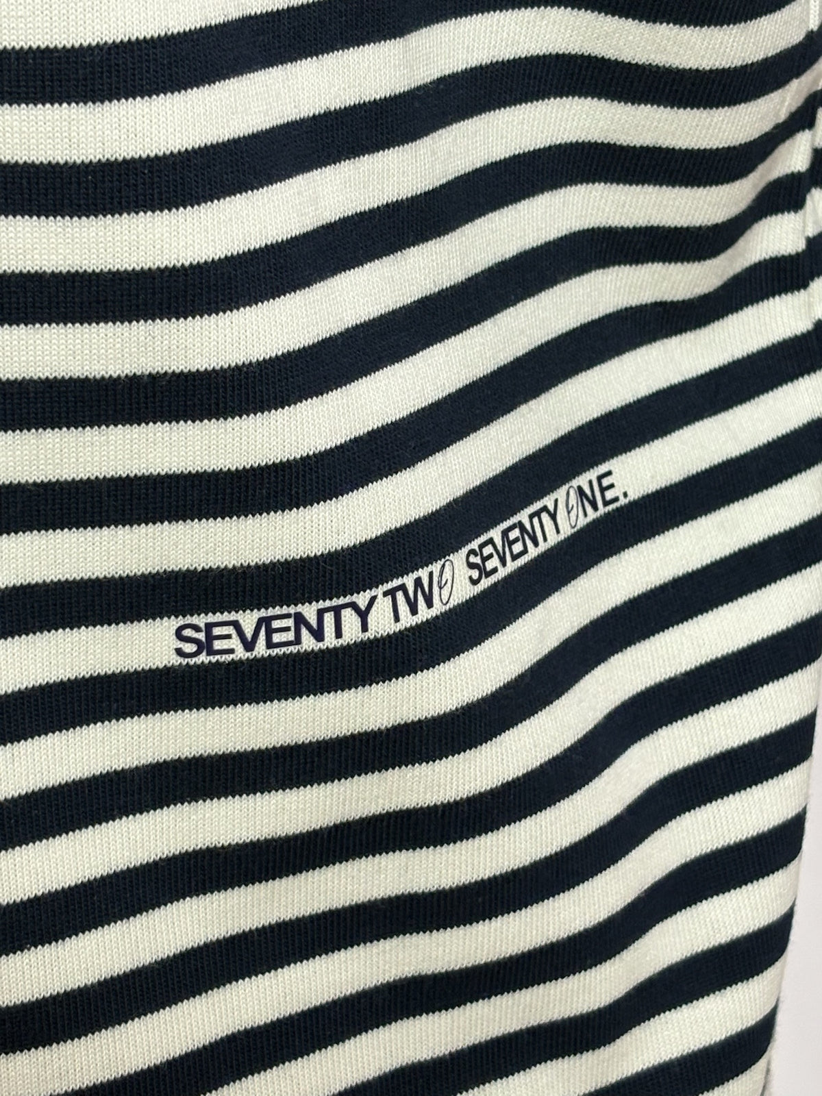 Gestreepte longsleeve navy – Seventy Two Seventy One van 72.71 Clothing – close-up van de print "seventy two seventy one" op de borst