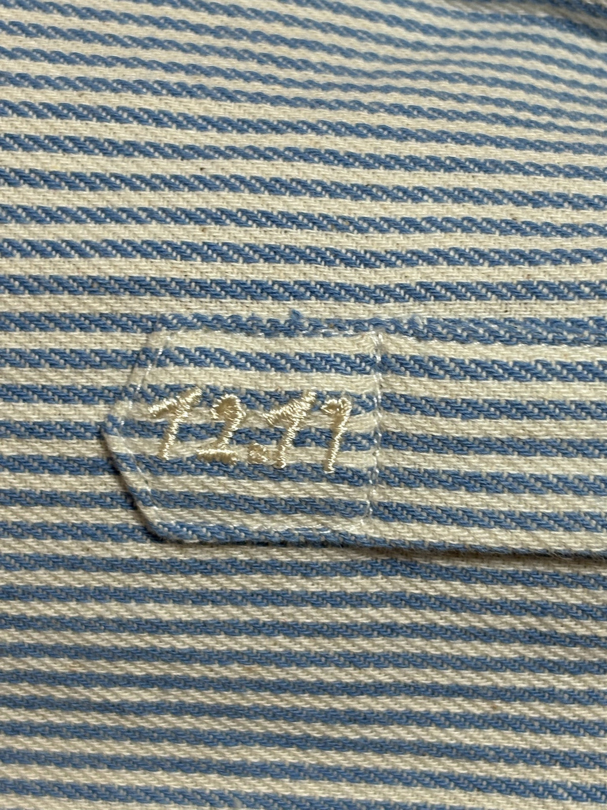Gestreept overshirt lichtblauw met borduursel van 72.71 Clothing – close-up van de stof en het borstzakje