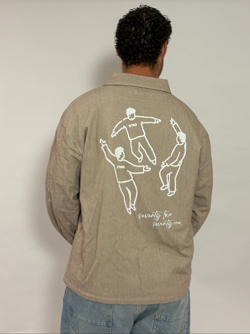 Gestreept overshirt donkerbruin met rugprint van 72.71 Clothing – achterkant met de Circle of Friends-tekening, gedragen door een mannelijk model