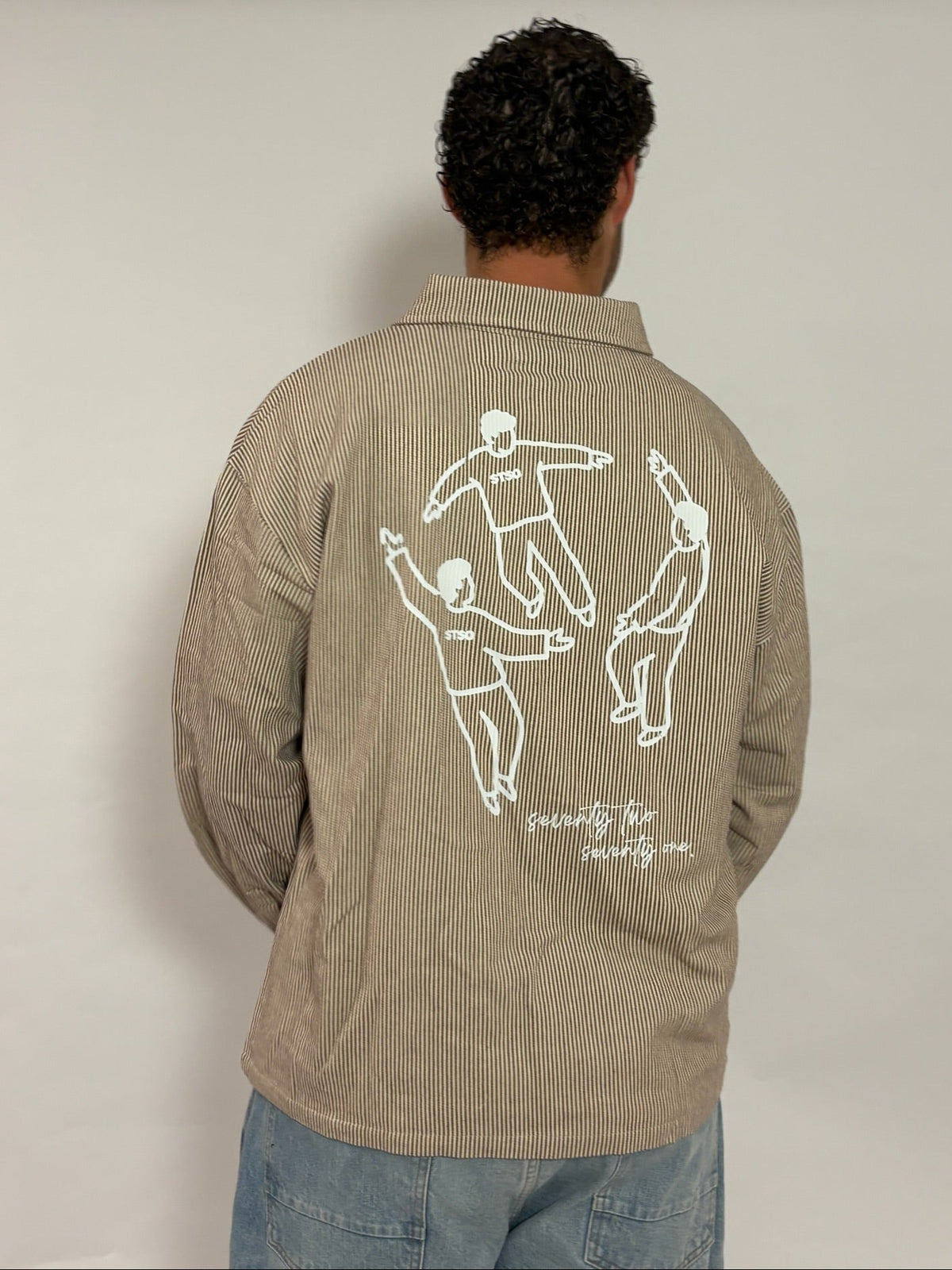 Gestreept overshirt donkerbruin met rugprint van 72.71 Clothing – achterkant met de Circle of Friends-tekening, gedragen door een mannelijk model
