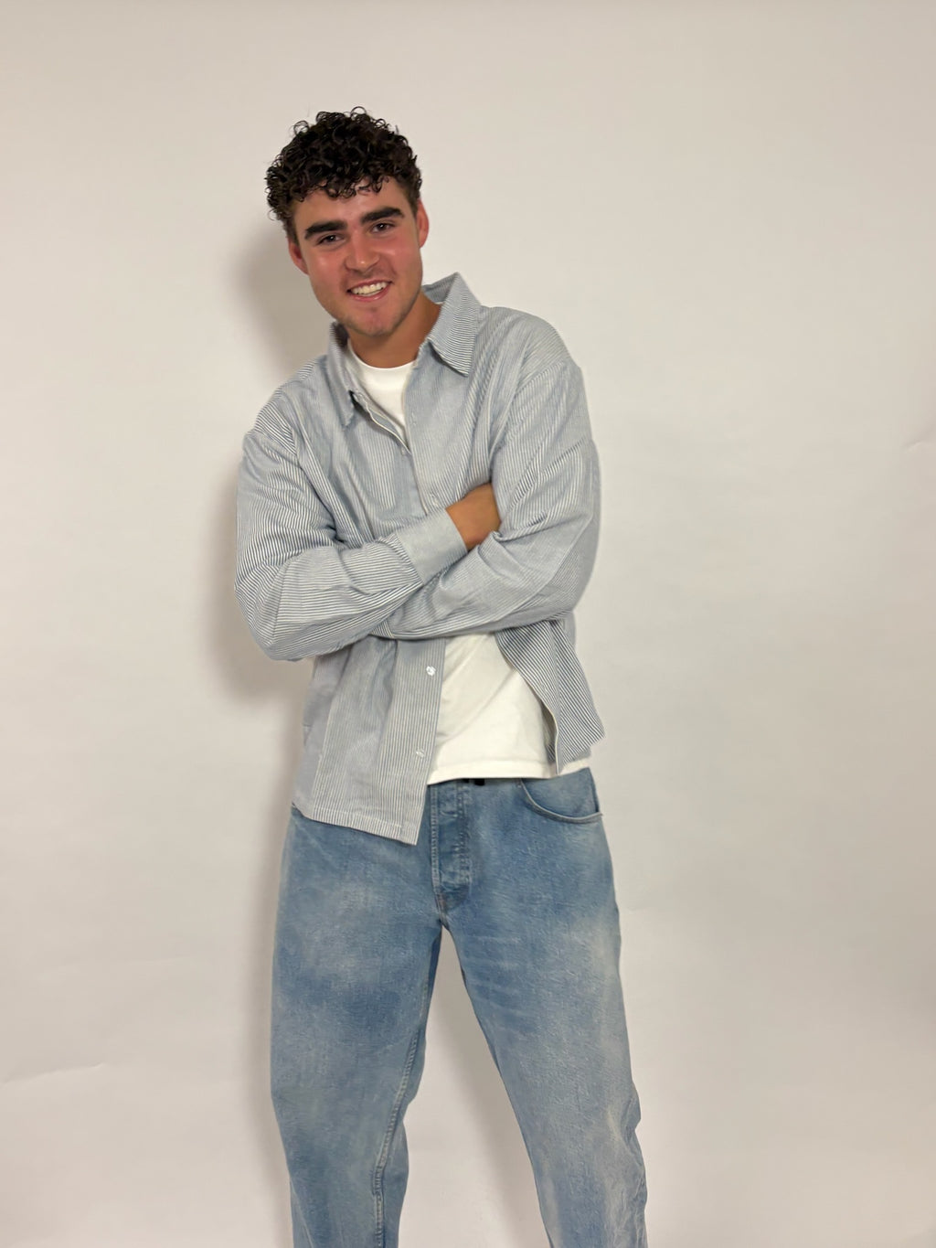 Gestreept overshirt lichtblauw met borduursel van 72.71 Clothing – gedragen door een mannelijk model over een wit T-shirt
