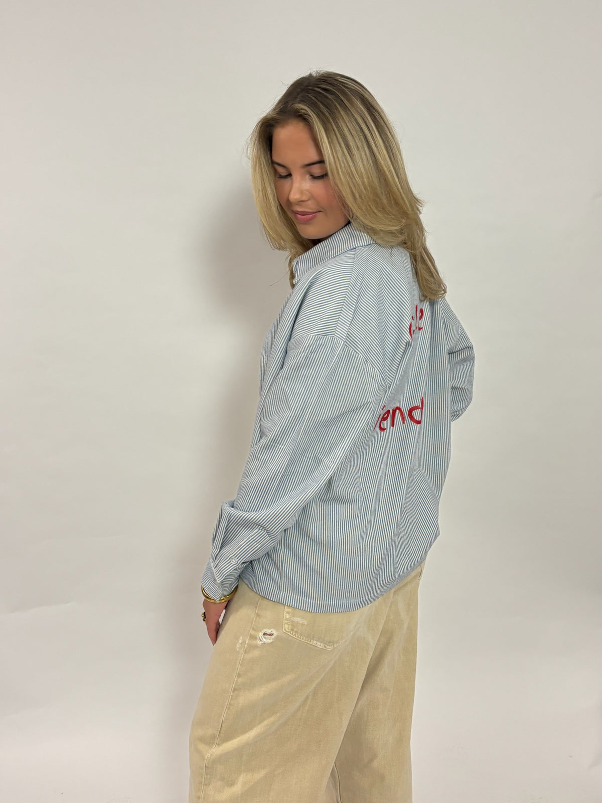 Gestreept overshirt lichtblauw – Circle of Friends van 72.71 Clothing – achterkant, gedragen door een vrouwelijk model