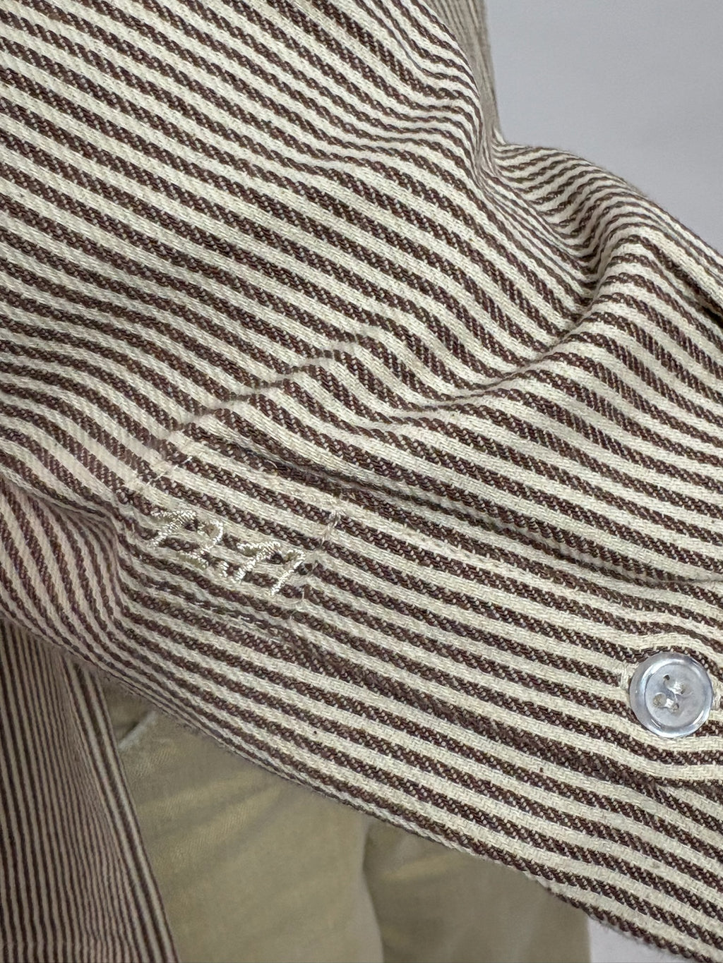 Gestreept overshirt donkerbruin met rugprint van 72.71 Clothing – close-up van de krijtstreep, knoop en borduursel