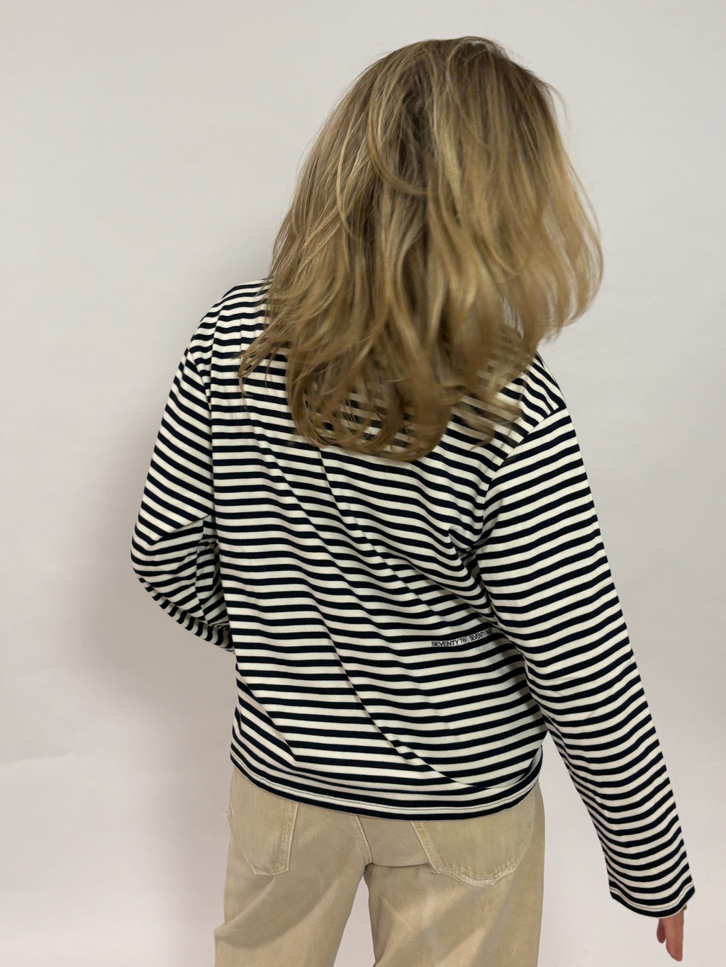 Gestreepte longsleeve navy – Seventy Two Seventy One van 72.71 Clothing – achterkant, gedragen door een kind