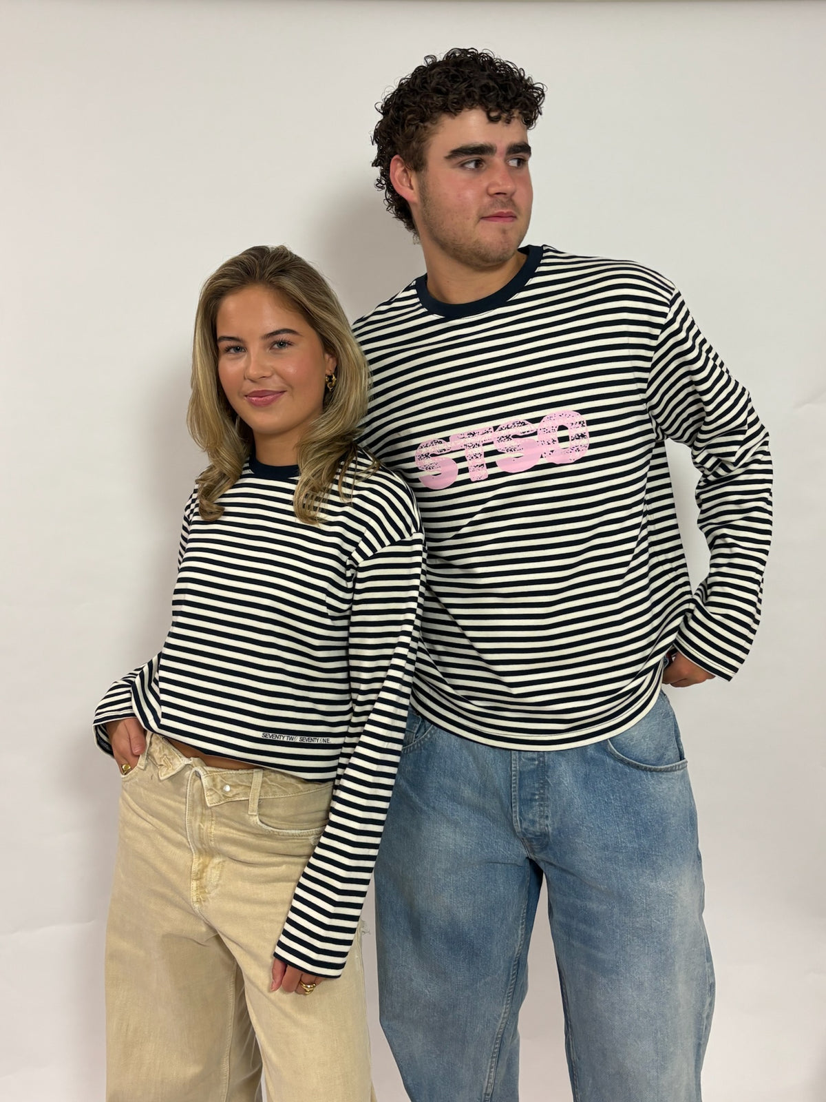Gestreepte longsleeve navy met roze STSO van 72.71 Clothing – twee modellen in dezelfde longsleeve, voorkant