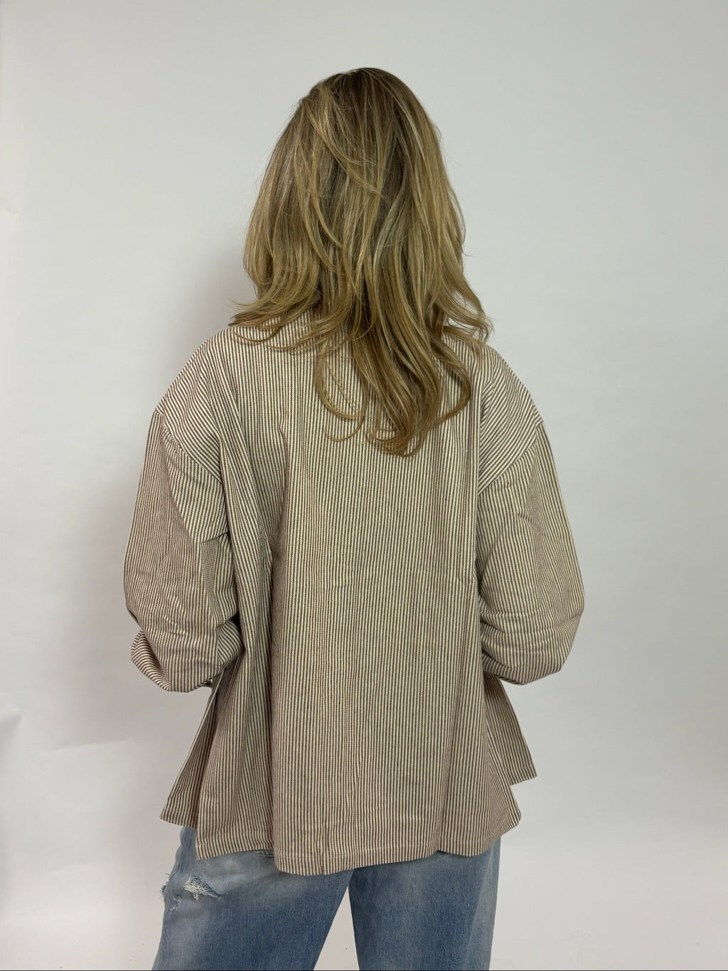 Gestreept overshirt donkerbruin met borduursel van 72.71 Clothing – achterkant, gedragen door een vrouwelijk model met een jeans