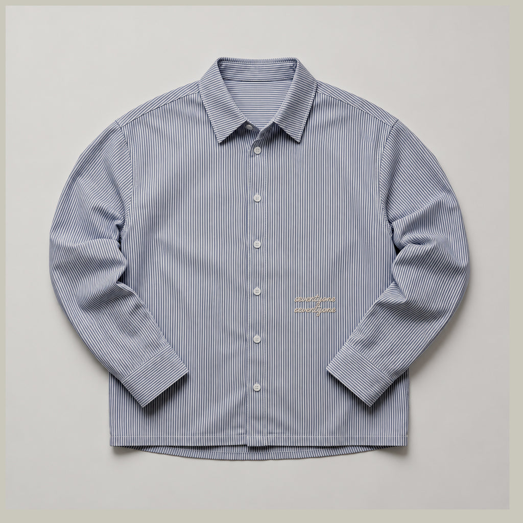 Gestreept overshirt lichtblauw met borduursel van 72.71 Clothing – liggend, voorkant met borduursel op de borst