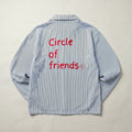 Gestreept overshirt lichtblauw – Circle of Friends van 72.71 Clothing – achterkant met "Circle of friends" in rood