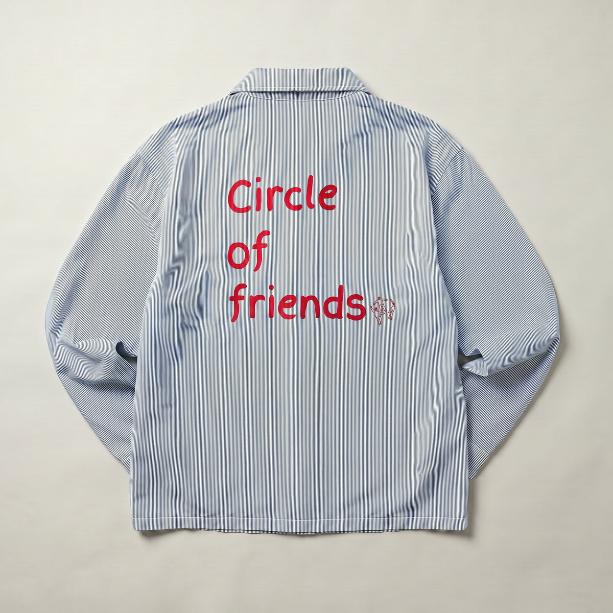 Gestreept overshirt lichtblauw – Circle of Friends van 72.71 Clothing – achterkant met "Circle of friends" in rood