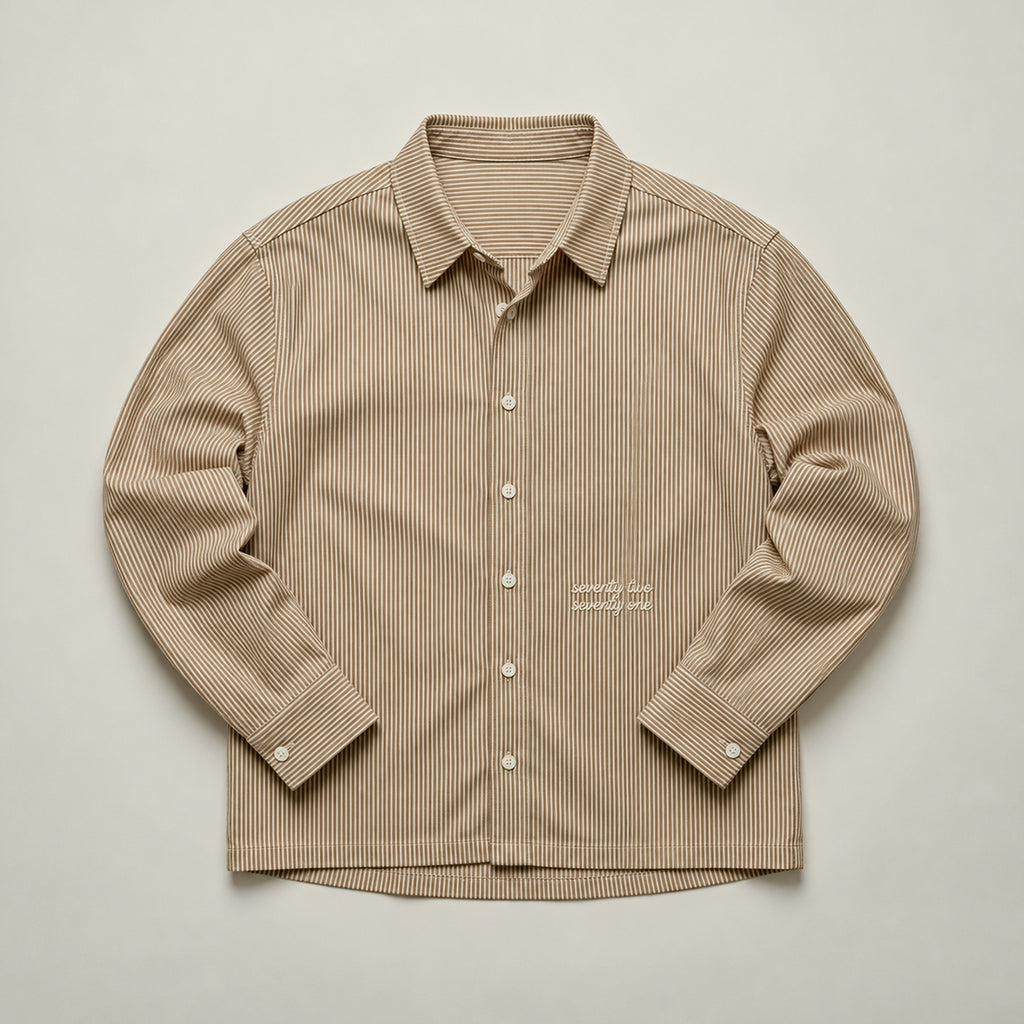 Gestreept overshirt donkerbruin met borduursel van 72.71 Clothing – liggend, voorkant met borduursel op de borst