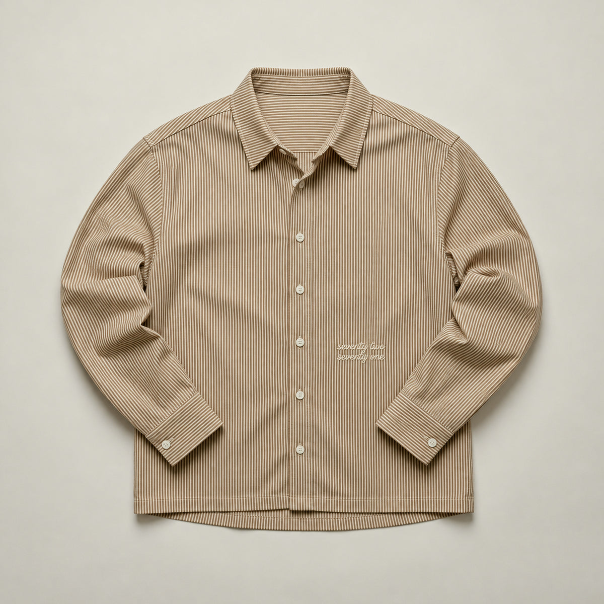 Gestreept overshirt donkerbruin met borduursel van 72.71 Clothing – liggend, voorkant met borduursel op de borst