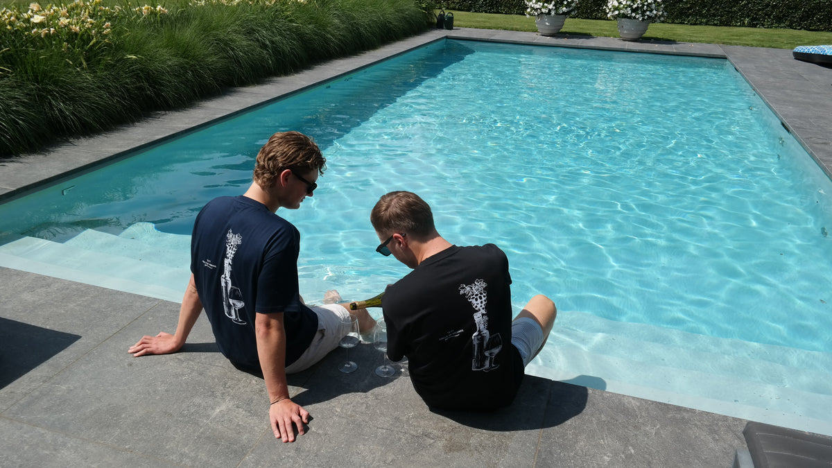 Twee mensen bij het zwembad tijdens de fotoshoot van Drop 001