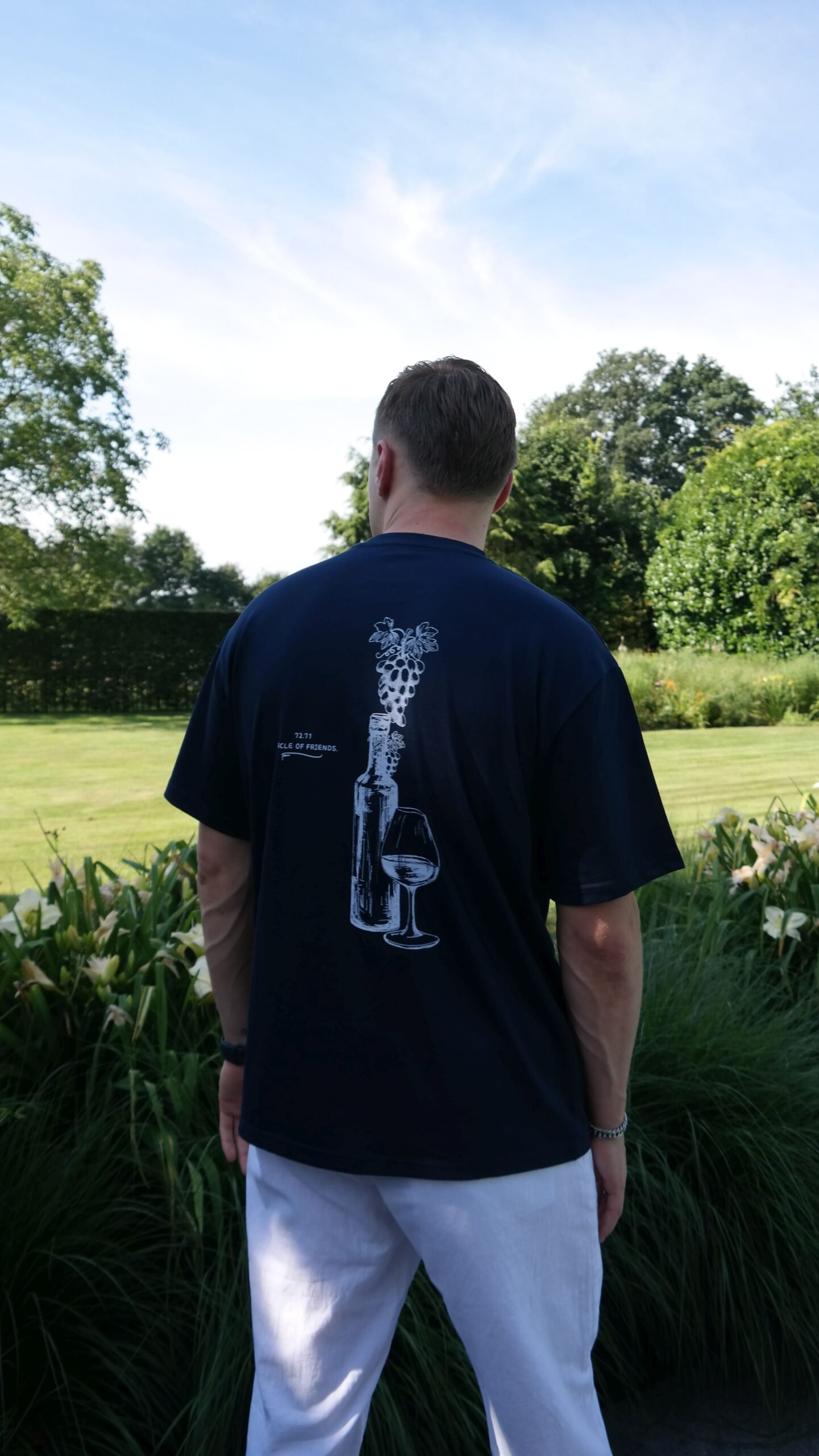 Wijnfles backprint t-shirt 1 Wijnfles backprint blauw t-shirt van 72.71 voorkant productfoto